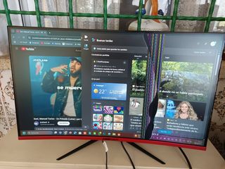 Monitor curvo 27" - Rojo y Negro
Personas serias
