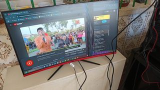 Monitor curvo 27" - Rojo y Negro
Personas serias
