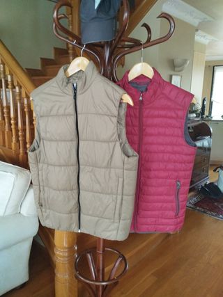 Chalecos acolchados beige y  granate