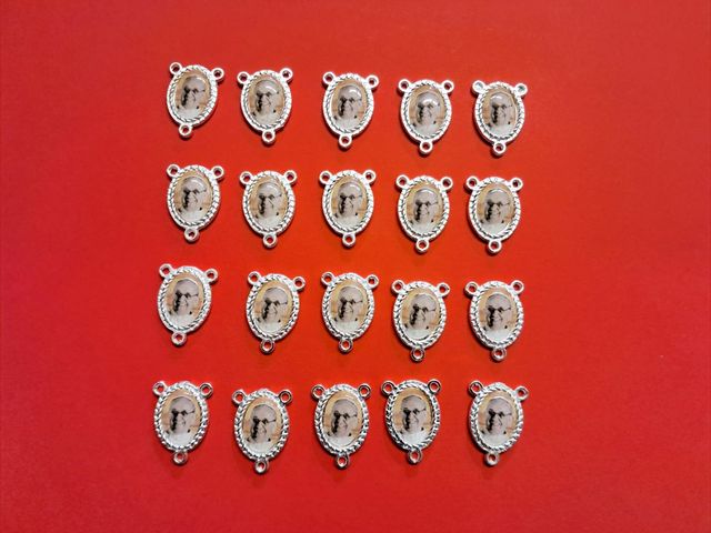 20 medaglie per rosario Papa Francesco