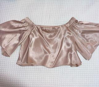 Top Bershka satinado champagne XS