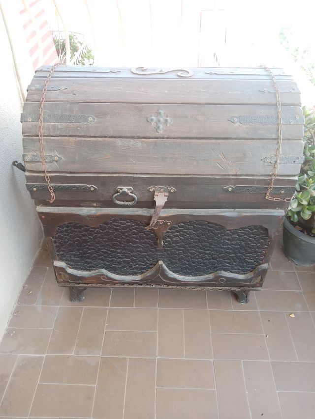 Baul Grande y Antiguo - Madera y Metal - Siglo XIX