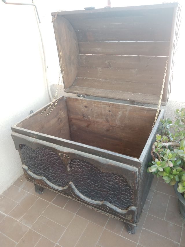Baul Grande y Antiguo - Madera y Metal - Siglo XIX