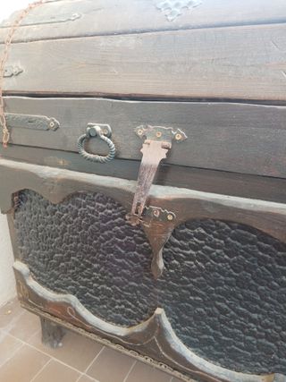 Baul Grande y Antiguo - Madera y Metal - Siglo XIX