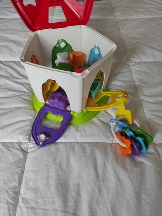 Giocattolo e chiavi della casetta degli animali Chicco