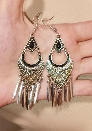 Pendientes largos plateados y negros