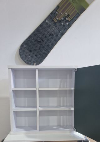 Muebles de baño con espejo.