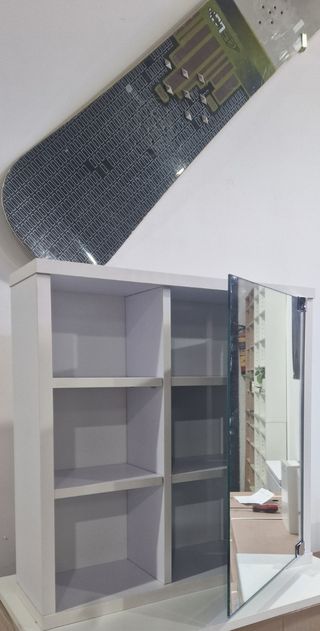 Muebles de baño con espejo.