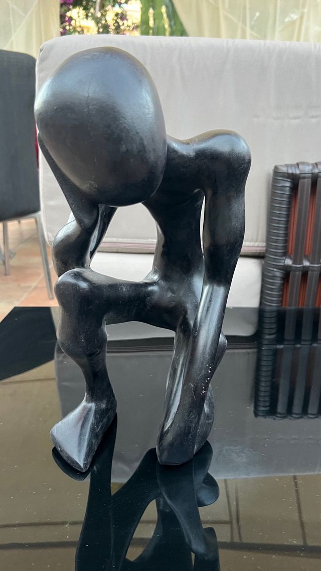 Estatua madera negra hombre