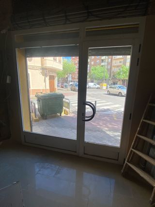 Puerta aluminio local planta baja
esta desmontada