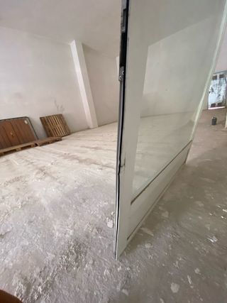 Puerta aluminio local planta baja
esta desmontada