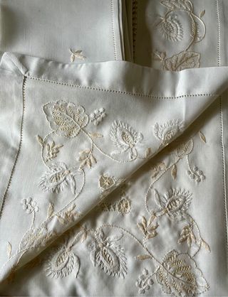 Tovaglia ricamata rettangolare con 12 tovaglioli