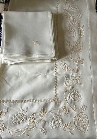 Tovaglia ricamata rettangolare con 12 tovaglioli