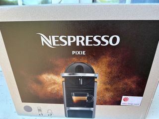 Cafetera Nespresso Pixie a estrenar. 