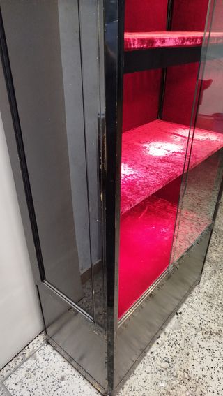 VITRINA EXPOSITORA NEGRA, ALUMBRADO Y TERCIOPELO