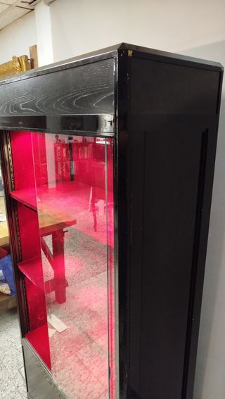 VITRINA EXPOSITORA NEGRA, ALUMBRADO Y TERCIOPELO