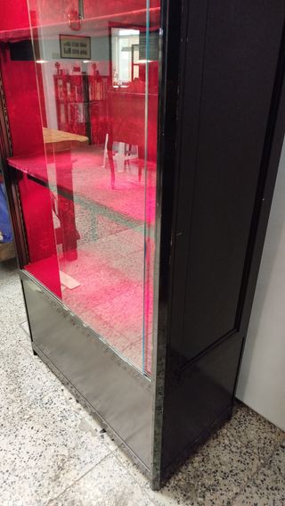 VITRINA EXPOSITORA NEGRA, ALUMBRADO Y TERCIOPELO