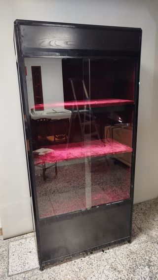 VITRINA EXPOSITORA NEGRA, ALUMBRADO Y TERCIOPELO