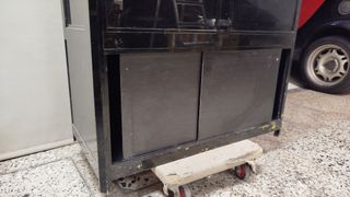 VITRINA EXPOSITORA NEGRA, ALUMBRADO Y TERCIOPELO