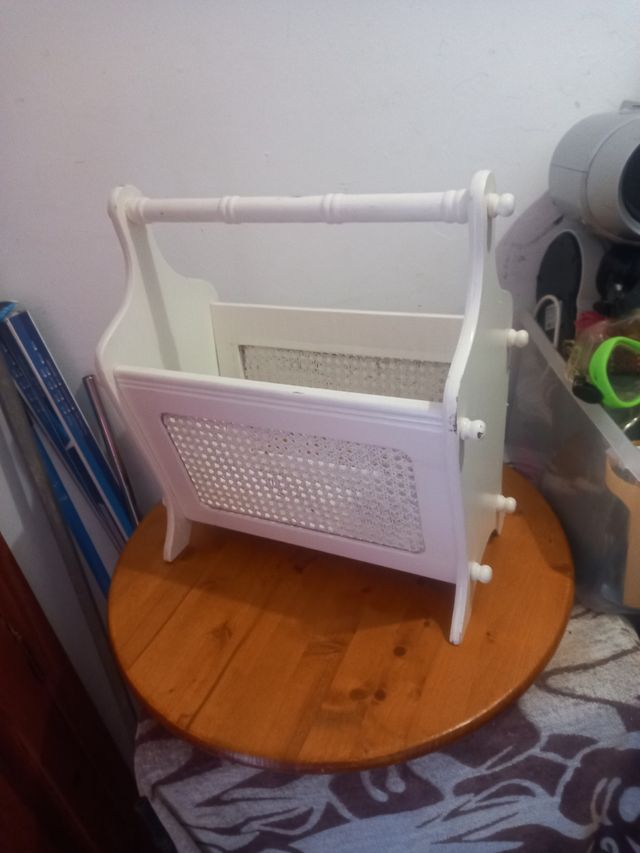 Revistero blanco de madera y mimbre