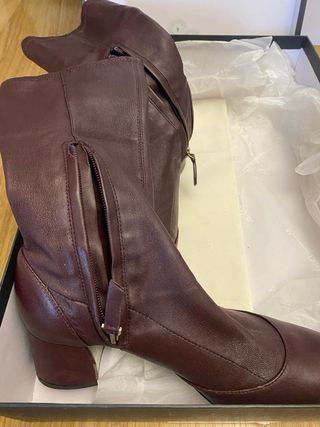 Botín tacón burdeos de Massimo Dutti