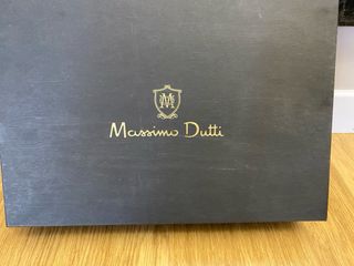 Botín tacón burdeos de Massimo Dutti