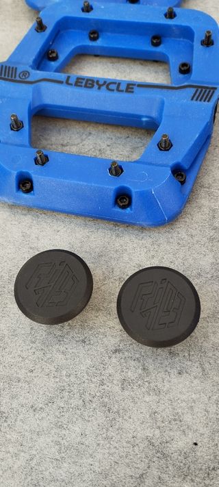 JUEGO DE SILLÍN, PUÑOS Y PEDALES AZULES EN OFERTA