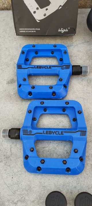 JUEGO DE SILLÍN, PUÑOS Y PEDALES AZULES EN OFERTA