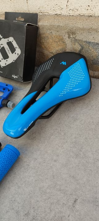 JUEGO DE SILLÍN, PUÑOS Y PEDALES AZULES EN OFERTA