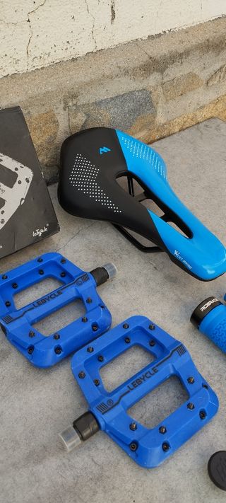 JUEGO DE SILLÍN, PUÑOS Y PEDALES AZULES EN OFERTA