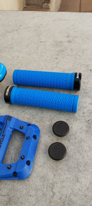 JUEGO DE SILLÍN, PUÑOS Y PEDALES AZULES EN OFERTA