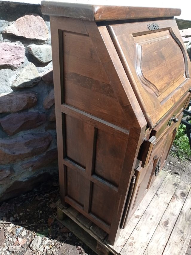 Escritorio antiguo de madera