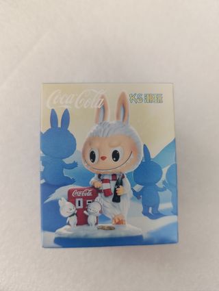 Figura Labubu colección Coca cola