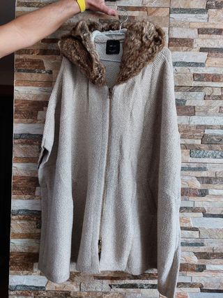 Capa con capucha. Abrigo Mujer.