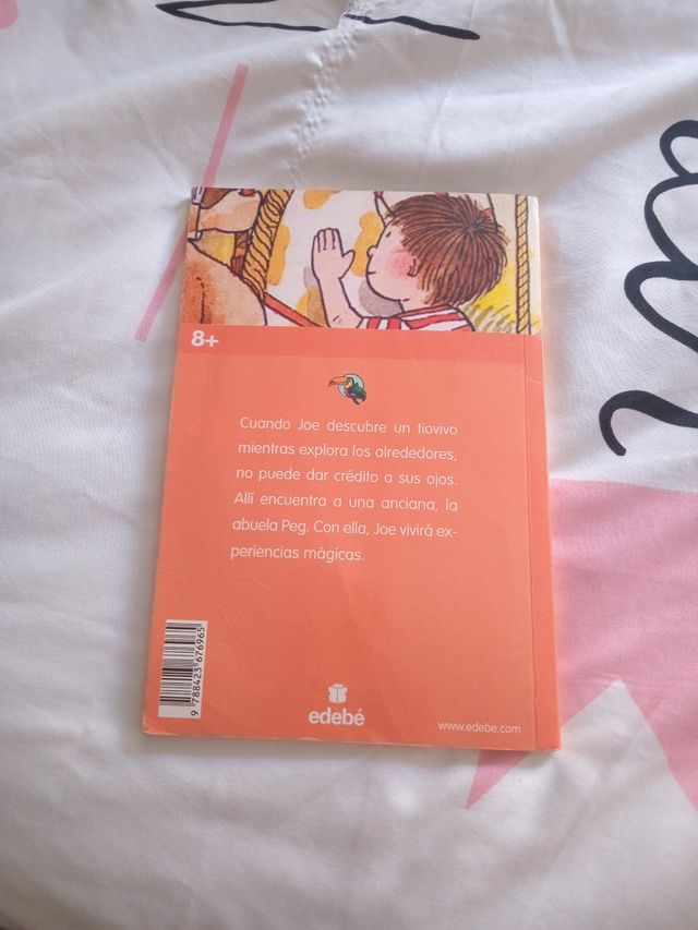 LA ANCIANA QUE VIVÍA EN UN TIOVIVO (Spanish Edi...