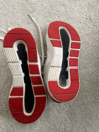 Zapatillas On Cloudtec blancas y rojas
