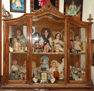 VITRINA DE MEDIADOS DEL SIGLO XX.