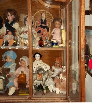 VITRINA DE MEDIADOS DEL SIGLO XX.