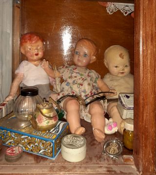 VITRINA DE MEDIADOS DEL SIGLO XX.