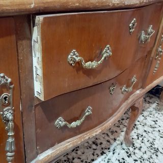 VITRINA DE MEDIADOS DEL SIGLO XX.