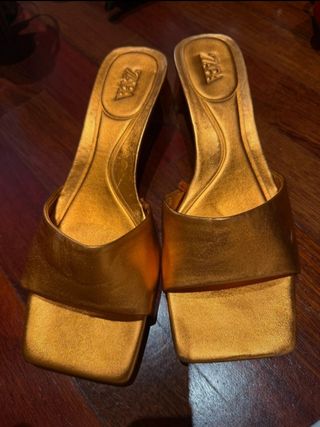 Sandalias Zara doradas tacón bajo