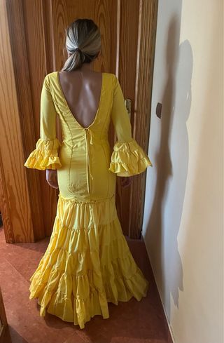 TRAJE DE FLAMENCA AMARILLO. UNA SOLA PUESTA. 