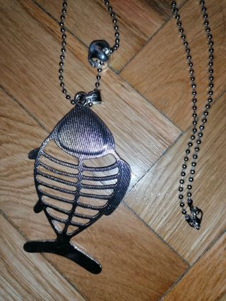 Collar plateado pez. Nuevo