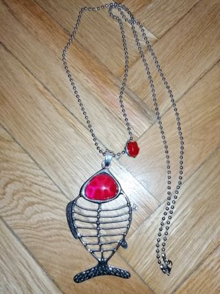 Collar plateado pez. Nuevo