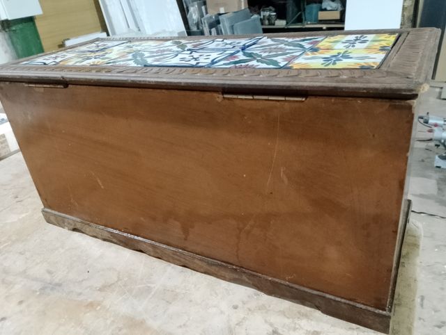Baúl madera tallada  y cerámicas decoración
