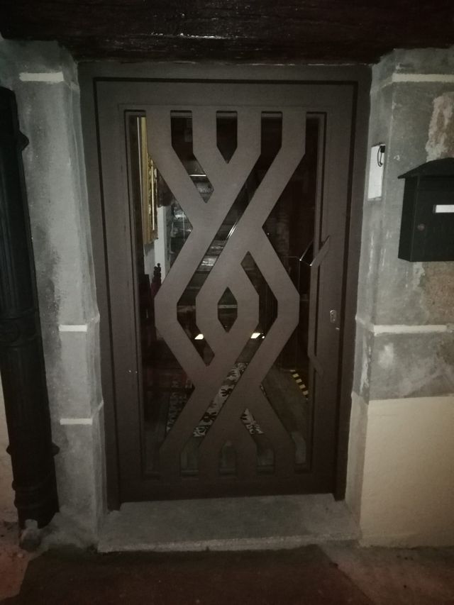 Puerta exterior moderna