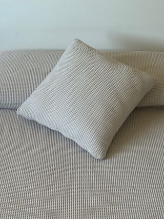 Colcha y cojin mini waffle beis cama  90/105