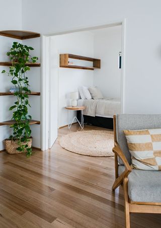 Montador de parquet laminado sintético