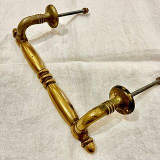 Tirador de bronce antiguo