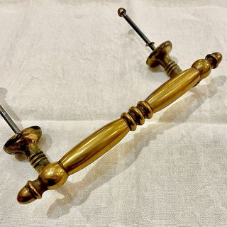 Tirador de bronce antiguo